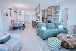 Living area - Beachfront-Luxury-Heated Pool-Elevator (Gulf Shores)