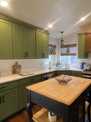 Microwave, oven, stovetop, dishwasher - Timbercrest Beautiful 4-bedroom house with AC in Post Falls (Post Falls)