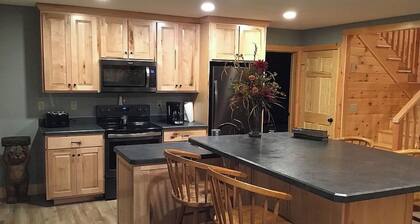 Large 7-Bedroom Cabin Overlooking Pine Creek in Jersey Mills