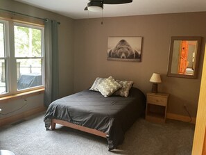 7 bedrooms, desk, WiFi, bed sheets