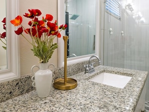 Habitación doble Confort, 1 cama Queen size | Baño | Secadora de cabello, toallas, jabón, shampoo