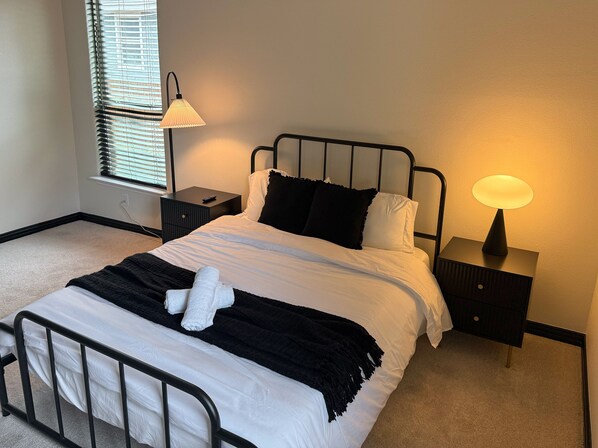 Comfort-Doppelzimmer, 1 Queen-Bett | Kostenloses WLAN, Bettwäsche