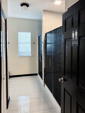 Hair dryer, towels, soap, shampoo - Bishop Hostel (Dallas)