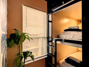 Dormitorio compartido económico, dormitorio mixto | Área de sala de estar