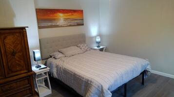 3 habitaciones, tabla de planchar con plancha, wifi y ropa de cama