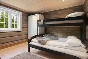 5 bedrooms, WiFi, bed sheets