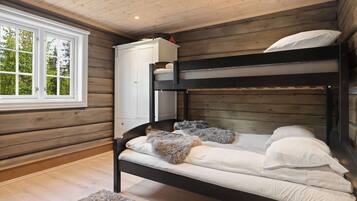 5 bedrooms, WiFi, bed sheets