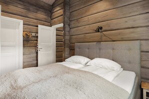 5 bedrooms, WiFi, bed sheets