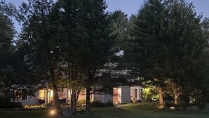 Una casa con portico, garage e giardino.