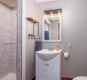 Regadera, bidet, jabón, papel de baño 