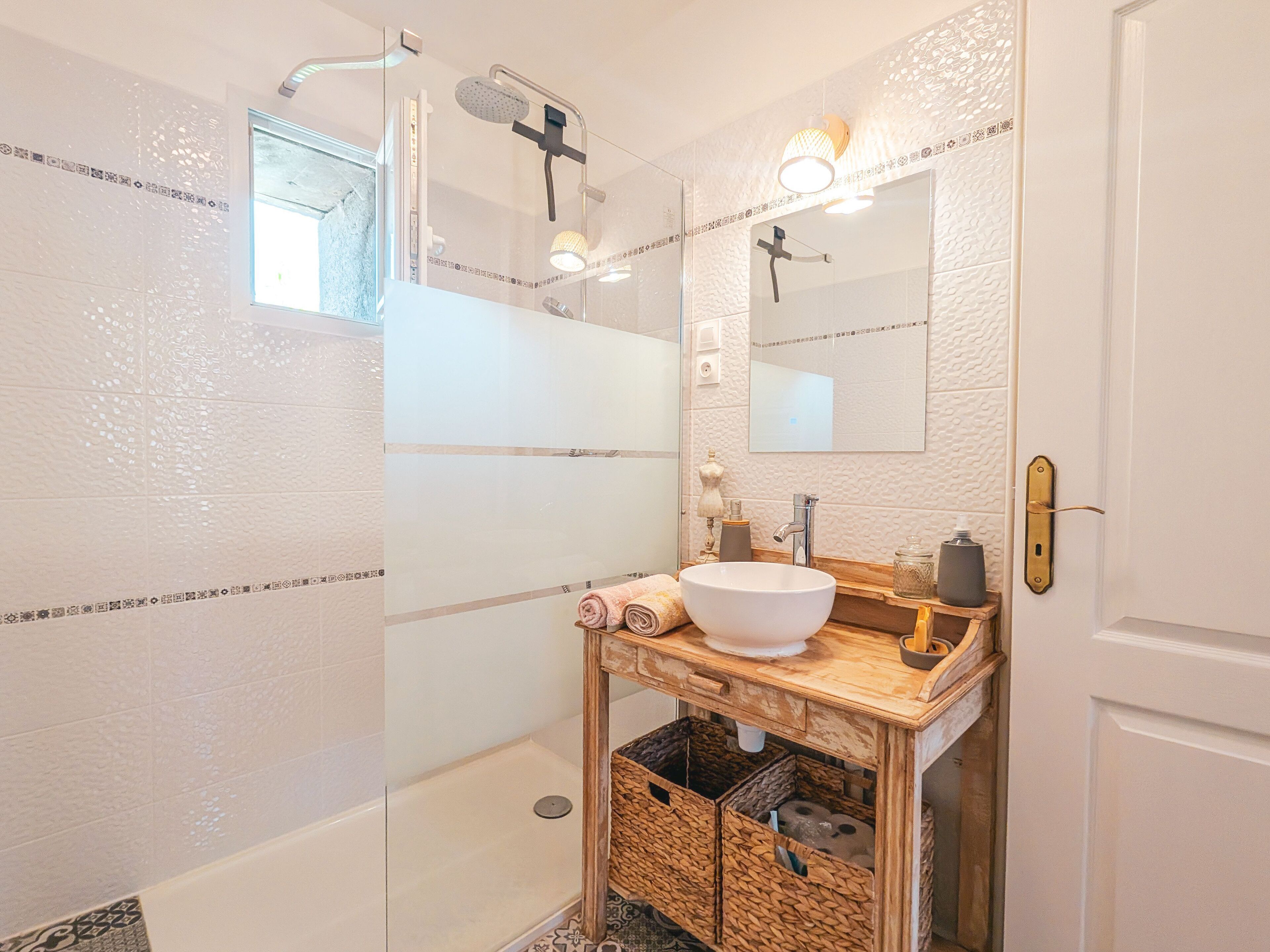 Hårtork, handdukar, tvål och schampo