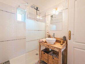Hair dryer, towels, soap, shampoo - Gîte chez Renée (Azay-le-Ferron)