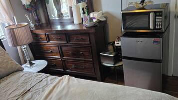 1 bedroom, iron/ironing board, internet, bed sheets