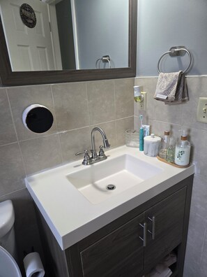 Séchoir à cheveux, serviettes fournies, savon, papier de toilette