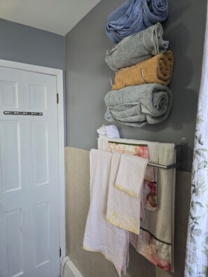 Hårføner, håndklær, såpe og toalettpapir