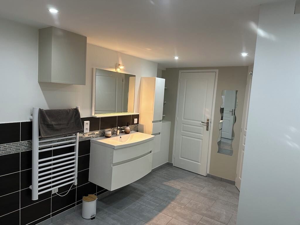 Sèche-cheveux, serviettes fournies, savon, papier toilette