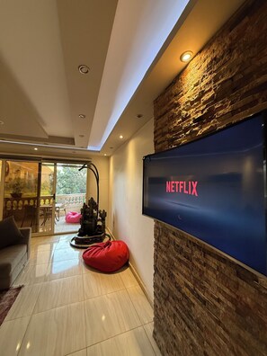 Luxury Suite, Balcony, Mountain View | Living area