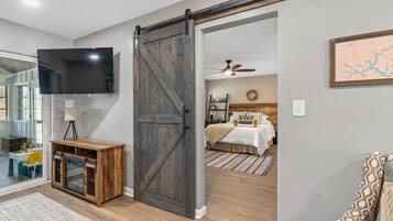 3 habitaciones, escritorio y tabla de planchar con plancha