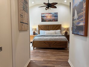 2 bedrooms, iron/ironing board, WiFi, bed sheets - Regal's Cottage on the Lake (Jackson)