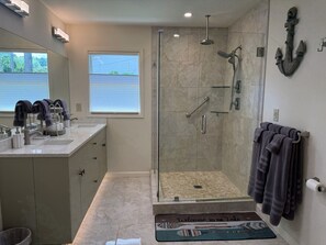 Shower, hair dryer, towels, soap - Regal's Cottage on the Lake (Jackson)