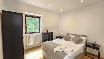 2 bedrooms, iron/ironing board, free WiFi, bed sheets