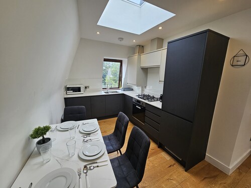 Modern 2-Bed Apartment near Canada Water & Thames River