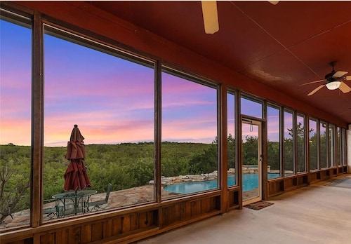 Vista Views w/ Heated Saltwater Pool, Hot Tub, Outdoor Seating, Fire Pit, Games