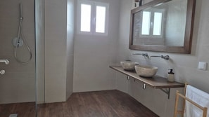 Dusche, Haartrockner, HandtĂŒcher, Seife