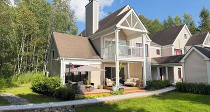 Cozy Ski retreat with a exclusive view and location,5 minutes from Month Orford