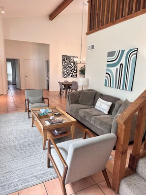 Smart TV, chimenea, libros