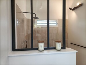 Een douche, een haardroger, handdoeken, toiletpapier