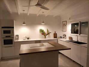 Een magnetron, een oven, een kookplaat, een vaatwasser