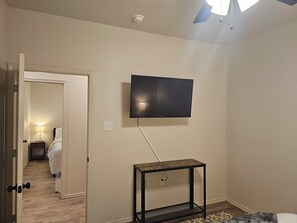 3 habitaciones, tabla de planchar con plancha, internet y ropa de cama