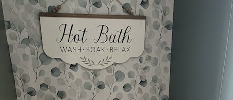 Douche, sĂšche-cheveux, serviettes fournies, savon