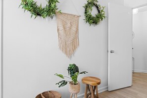 Interior - Townhome in Smyrna 11 mins from Truist Park and The Battery with free parking (Smyrna)