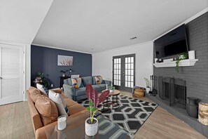 TV - Townhome in Smyrna 11 mins from Truist Park and The Battery with free parking (Smyrna)