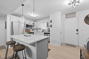 Microwave, oven, stovetop, dishwasher - Townhome in Smyrna 11 mins from Truist Park and The Battery with free parking (Smyrna)