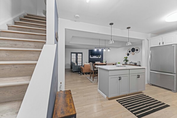 Interior - Townhome in Smyrna 11 mins from Truist Park and The Battery with free parking (Smyrna)