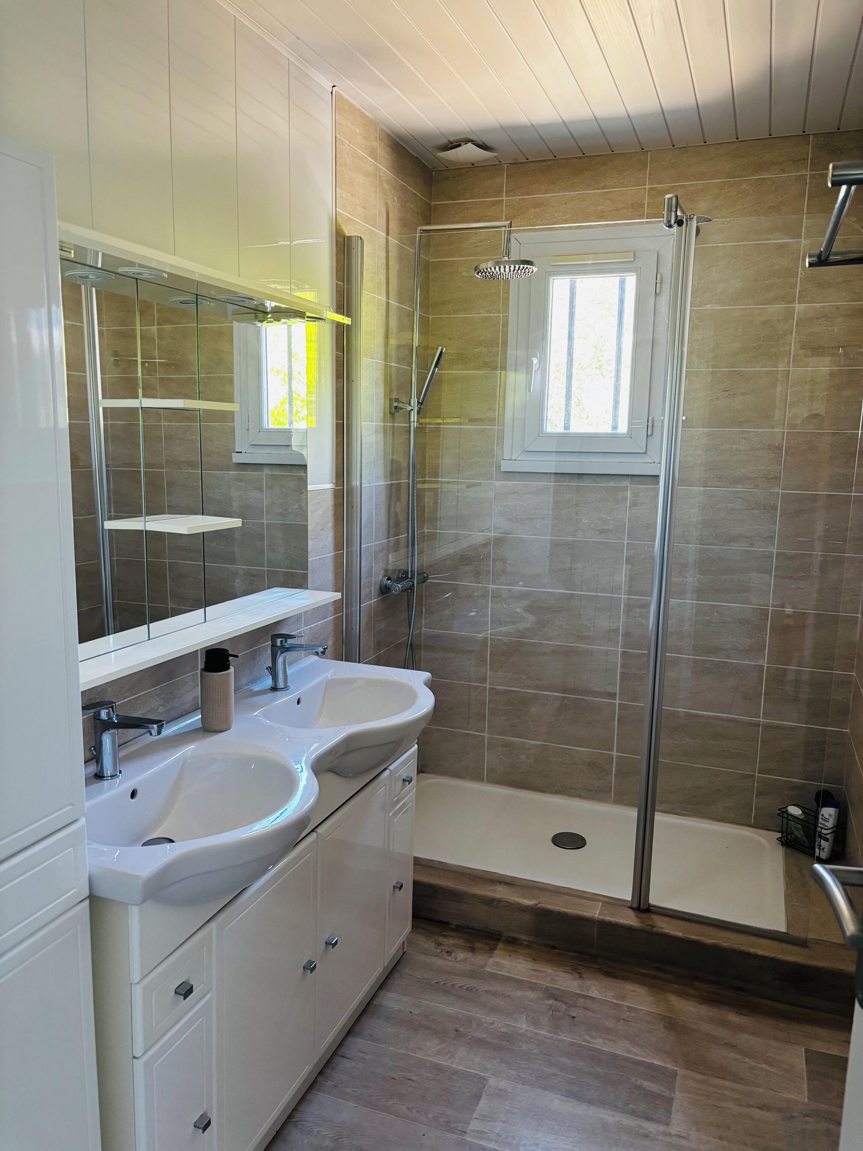 Dusche, Handtücher, Seife, Toilettenpapier