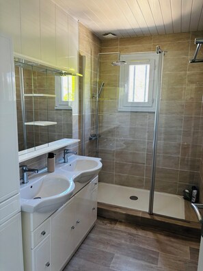 Shower, towels, soap, toilet paper - 6-person house with garden in quiet neighborhood (Cournonterral)