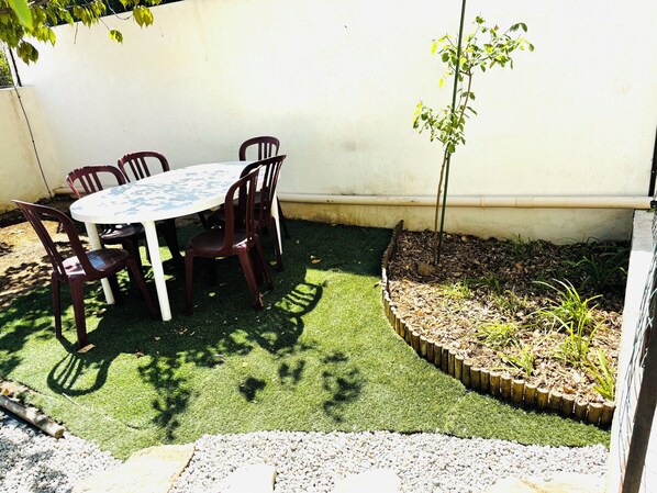 Outdoor dining - 6-person house with garden in quiet neighborhood (Cournonterral)