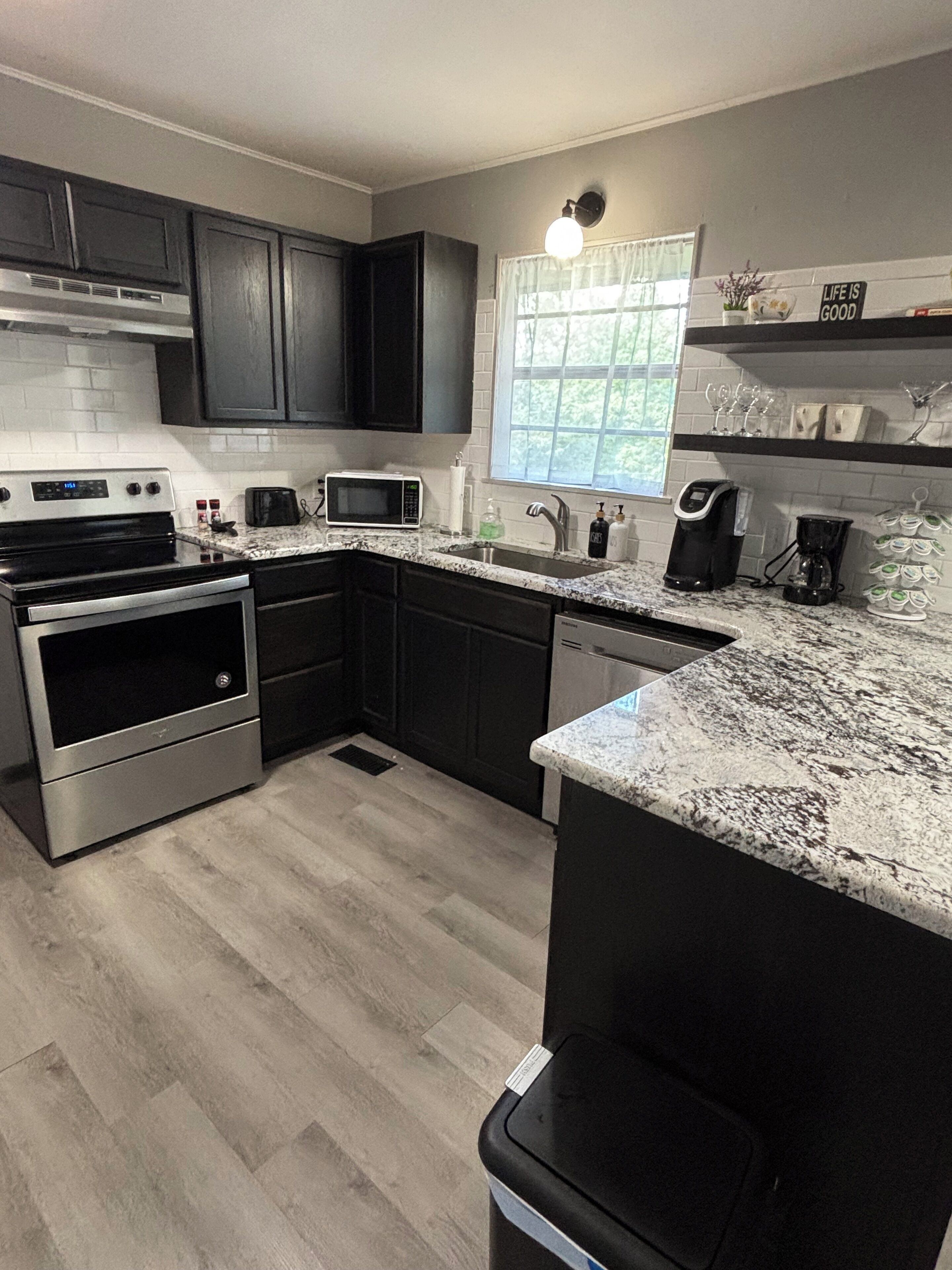 Micro-ondes, four, plaque de cuisson, lave-vaisselle