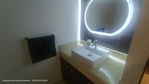Chuveiro, secador de cabelo, toalhas de banho, sabonete
