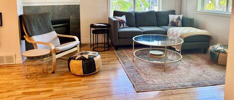 Smart-tv, eldstad och böcker