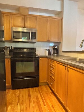 Een koelkast, een microgolfoven, een oven, een kookplaat