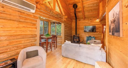 Blue Top Cabin Log Bend/SunRiver: HotTub FirePit Family/Dog/Horse Public Trails