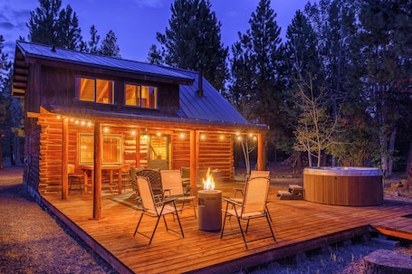 Terrace/patio. Blue Top Cabin Log Bend/SunRiver: HotTub FirePit Family/Dog/Horse Public Trails