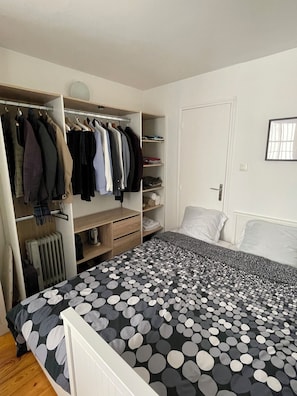 2 habitaciones, tabla de planchar con plancha, wifi y ropa de cama