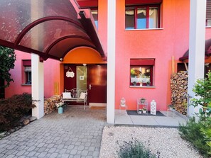 Exterior detail - 3 BR Duplex in Zürich Limmattal Garden and Terrace (Killwangen)