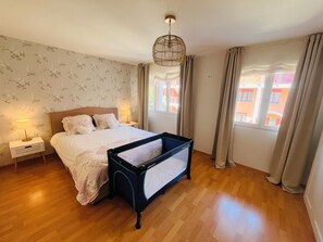 3 bedrooms, desk, iron/ironing board, travel cot